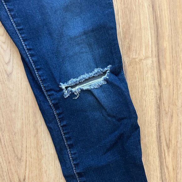 Levi's 721 High Rise Skinny Jean in Distressed - 25 - Picture 2 of 7